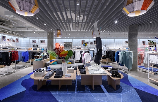 Studio Königshausen was pivotal in bringing the first Nike Live concept store to EMEA in Taby, Stockholm. Our design prioritised sustainability and innovation, creating a retail space exclusive to NikePlus loyalty program members. The store's interior emphasises the seamless integration of eco-friendly materials, underscoring a commitment to environmental consciousness.